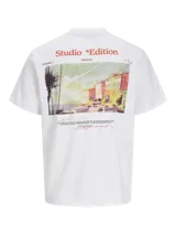 Camiseta blanca de manga corta y cuello redondo, con calce relajado y estampa en goma de tacto suave con la leyenda "Studio Edition".
