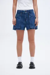 Short de jean azul, tiro alto con calce holgado en cadera y detalle de bolsillos amplios.