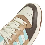 Championes Adidas Forum Low color beige, marrón y celeste, con detalles en cuero y las tres tiras características de la marca en los laterales.