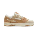 Championes Puma 180 color beige, con detalles en marrón y blanco. Confeccionados en cuero, gamuza y malla.