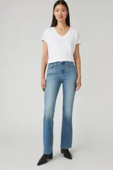 Pantalón de jean de tiro alto color celeste, corte bootcut.