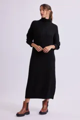 Vestido largo negro de punto canale con cuello alto y mangas largas.
