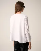 Remera gris de algodón pima, corte amplio, cuello redondo y mangas largas.