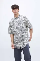 Camisa de manga corta con estampado de flores y cuello solapa clásico.