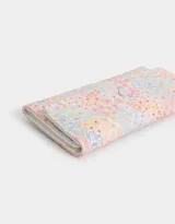 Billetera de cuerina con estampado de flores, fresas y cerezas. Tiene formato de fichero con solapa y broche en forma de corazón. Cuenta con compartimentos para tarjetas y billetes.