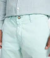 Bermuda masculina de sarga color rosado, con corte recto y bolsillos laterales.