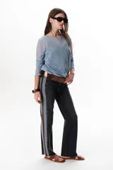 Sweater beige de tejido de punto calado, con mangas largas y cuello redondo. Confeccionado en viscosa y poliéster.