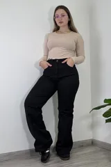 Pantalón de jean negro, corte wide leg, tiro alto y confeccionado con licra.