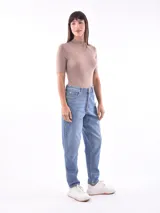 Polera negra de manga corta y cuello redondo, de corte ajustado al cuerpo.