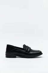 Mocasín negro de cuero sintético con punta cuadrada y detalle de bordado a tono en la capellada. Taco de 2,5cm.