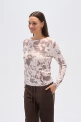 Sweater de manga larga con cuello redondo y estampado animal print abstracto en tonos blanco y marrón/malva.