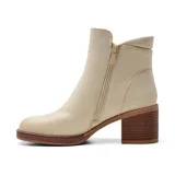 Bota de cuero negro con cierre lateral y tacón alto, diseñada para un look casual y cómodo.