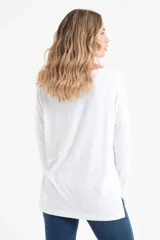 Remera blanca de manga larga con escote en V.