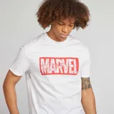 Conjunto de pijama corto para hombre, compuesto por una remera blanca con el logo de Marvel en rojo y un short gris oscuro.