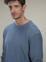 Sweater de micropolar azul con cuello redondo y mangas largas.