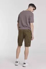 Bermuda color beige con bolsillos cargo laterales.