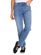 Pantalón de jean celeste claro con rotura en la rodilla, corte recto y diseño de cinco bolsillos.