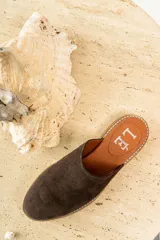 Mules con estampado animal print, forro interior color marrón y suela color caramelo.