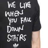 Remera negra de manga corta Adidas con estampado de Shmoo en el pecho.