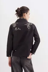 Campera verde militar de gabardina de algodón con corte holgado y cordón de ajuste en la cintura. Decorada con bordados de piedras en los hombros.