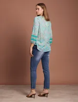 Blusa estampada marca Ruby Rd, de cuello redondo con escote en V y aplique metálico. Mangas 3/4 con aplique de crochet.