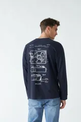 Remera de manga larga azul marino con estampado en la espalda de un tocadiscos y otros diagramas técnicos en color blanco.