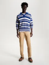 Pantalón chino Tommy Hilfiger de la colección 1985, color beige, corte slim y pierna recta. Confeccionado en algodón pima elástico.