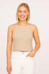 Musculosa cropped color beige, de breteles finos y cuello recto, tejida en acrílico calado.