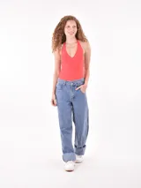 Body rojo con escote halter y espalda descubierta.