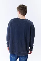 Buzo deportivo azul marino de corte holgado y cuello redondo.