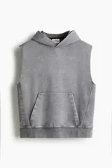 Buzo deportivo sin mangas en color gris con efecto lavado. Modelo de corte holgado con capucha forrada cruzada, bolsillo canguro y diseño reflectante en pecho y espalda. Remate acanalado ancho en el bajo. Interior cepillado suave.