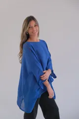 Blusa azul de lino, de corte holgado y mangas 3/4.