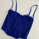 Corset de encaje azul eléctrico con copas preformadas, ballenas y breteles regulables.