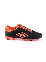Championes de fútbol Umbro Touch FG, color negro con detalles en naranja. Capellada de PU, forro de poliéster y suela de PU.
