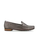 Mocasín de cuero color peltre, con remache metálico con el logo de la marca.
