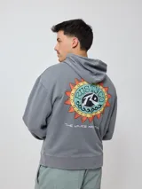 Canguro con capucha color crema, con bolsillo tipo canguro, puños y cintura acanalados. Estampado en el pecho con el logo de la marca y un diseño de sol.
