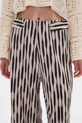 Pantalón recto de poliéster con estampado a rayas verticales en blanco y negro.