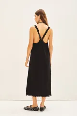 Vestido midi negro con breteles de encaje y detalle de tachas termo adhesivas.