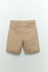 Bermuda gris de gabardina, corte recto, con cinco bolsillos y ruedo doblado.