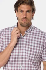 Camisa de hombre a cuadros blancos, rojos y azules, de manga corta y confeccionada en algodón.