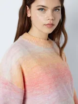 Sweater de punto con cuello redondo, mangas largas y hombros caídos. Puños acanalados y corte regular.
