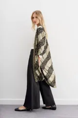 Kimono de viscosa con jacquard en lurex, calce recto y mangas largas. Presenta guarda bordada en el frente con apliques e interior en jacquard.