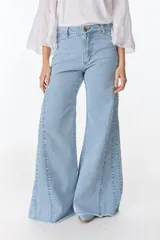Pantalón palazzo color beige con detalles de crochet en los laterales.