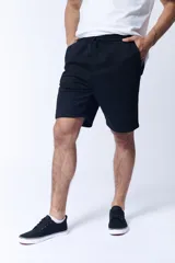 Bermuda deportiva negra de corte recto.