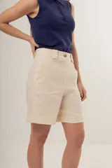 Bermuda color beige de tiro alto, con bolsillos laterales y trabillas para cinturón.