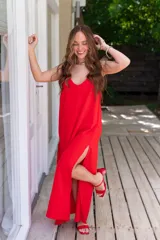 Vestido largo rojo de muselina con rayado de lino, corte suelto y breteles finos.