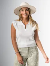 Chaleco estilo polo tejido en hilo italiano súper elastizado, color blanco.