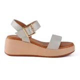 Sandalias con plataforma color bronce, con dos tiras anchas y hebilla dorada.