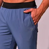Pantalón largo de jogging para hombre, color azul con cintura elástica negra.