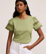 Blusa color verde oliva de mangas cortas con detalle de ganchillo en las mangas.